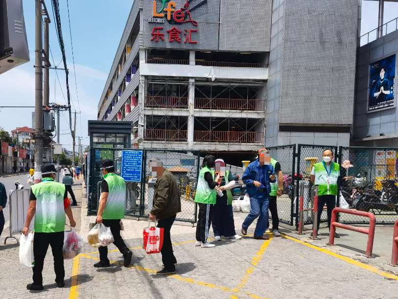 目前，88名街面巡查志愿者和20多名团员青年会帮助高龄老人将所购物资送回家。