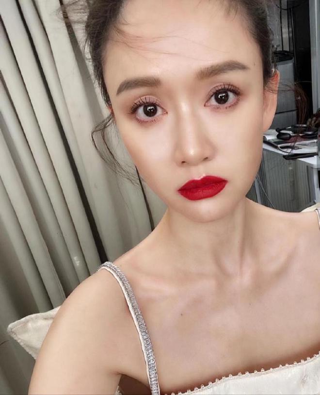 照片中,陈乔恩扎着高高的丸子头,身穿抹胸长裙,露出漂亮的肩膀线条和