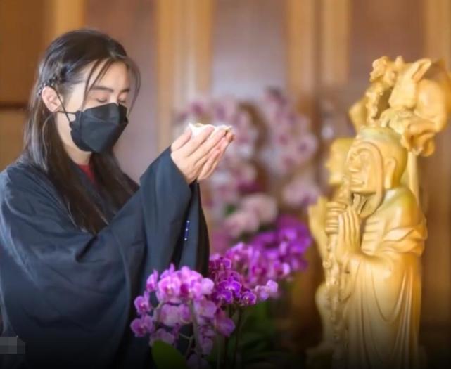 55岁王祖贤排队礼佛被拍 扎高马尾宛若少女