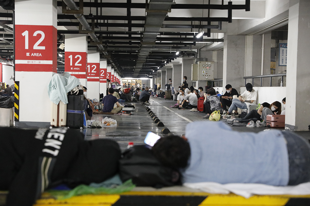 5月29日晚，上海虹桥火车站P10停车场安置点内，大量旅客在这里休息。本文图片  澎湃新闻记者 巩汉语 邹佳雯 曹俊杰 朱奕奕  图