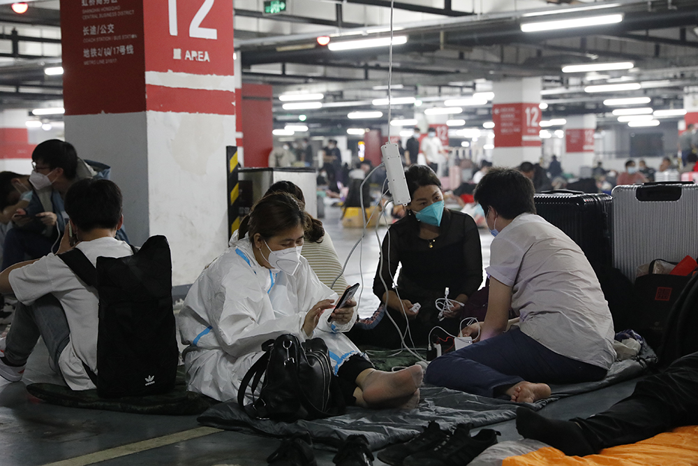 电源附近聚集着较多的旅客。