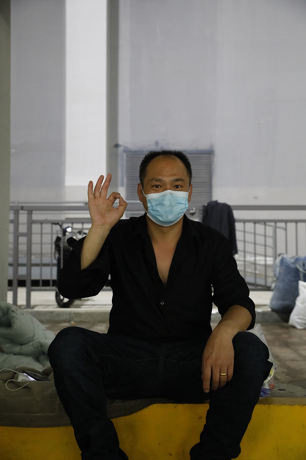 旅客鲁兆泽希望为他留影，他将于第二天回山东。