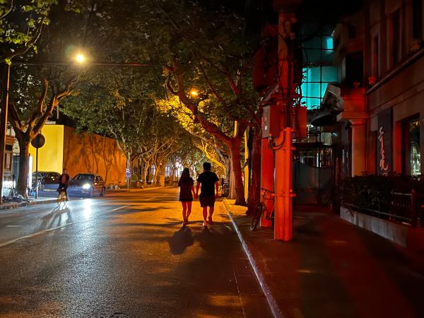 6月1日凌晨一点,手牵手唱《平凡之路》的情侣。 本文图片均为澎湃新闻记者 邹佳雯 摄