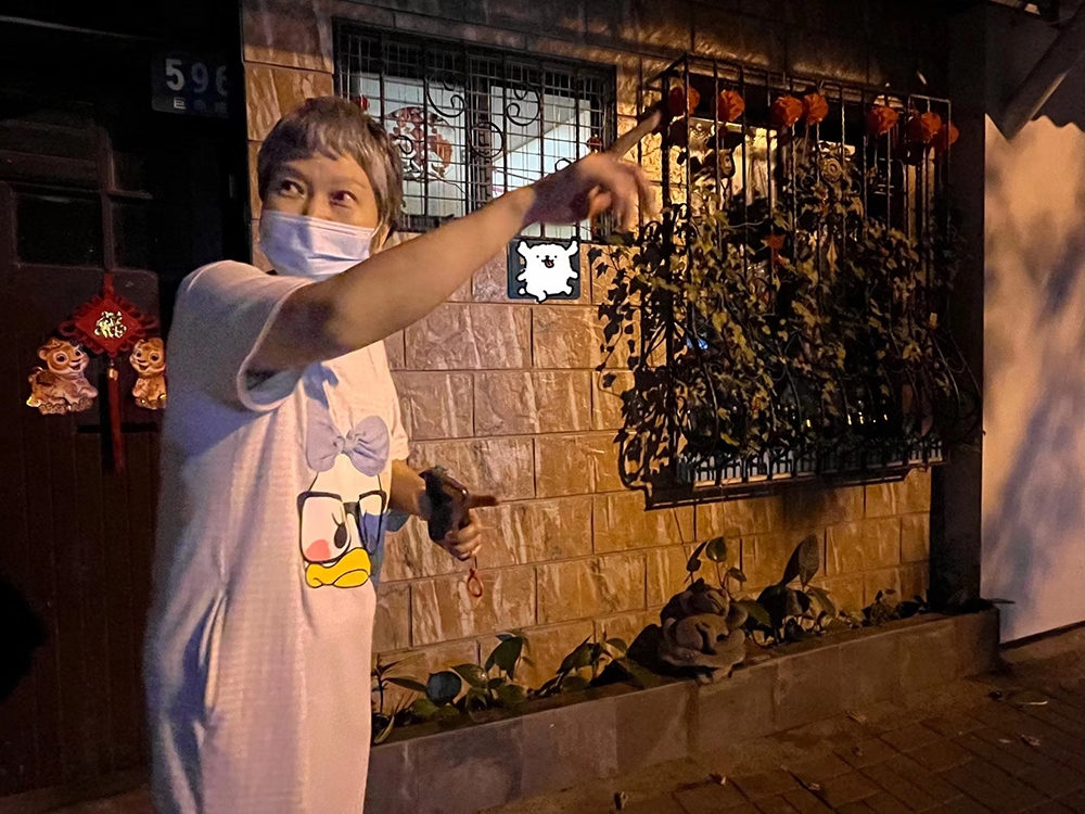 5月31日晚11时许,上海巨鹿路,市民沈阿姨接受记者采访。澎湃新闻记者 邹佳雯 图