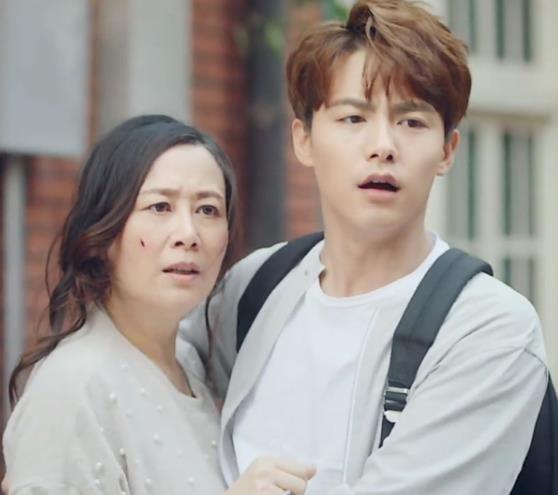 婚后辞职当家庭主妇,一心围着丈夫和女儿转,然而人到中年却遭老公背叛