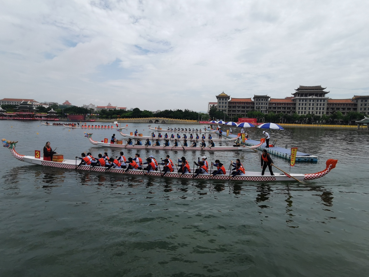 手握双桨,蓄势待发,女子队伍也成为赛龙舟活动现场一道风景线。 澎湃新闻记者韩雨亭 图