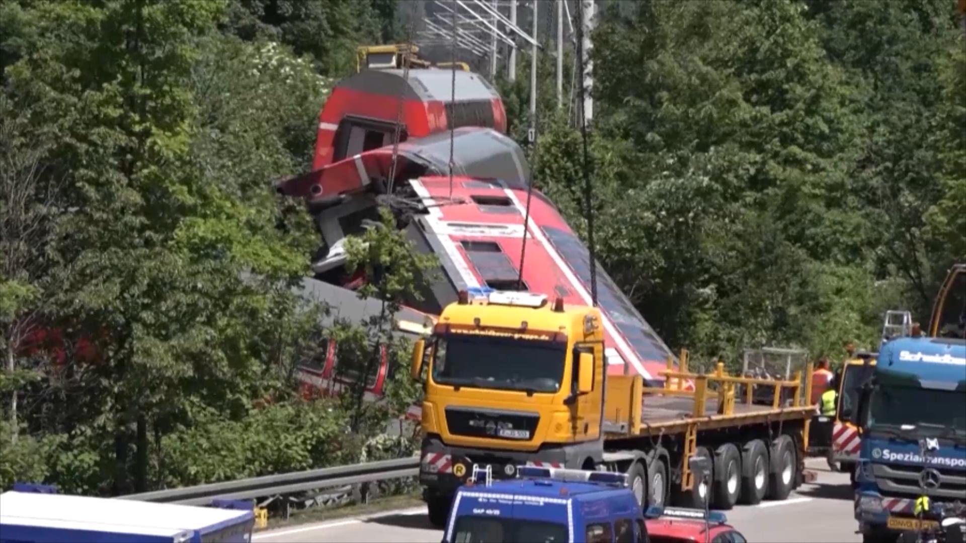 台铁脱轨事故致50死146伤，列车仍深陷在隧道中