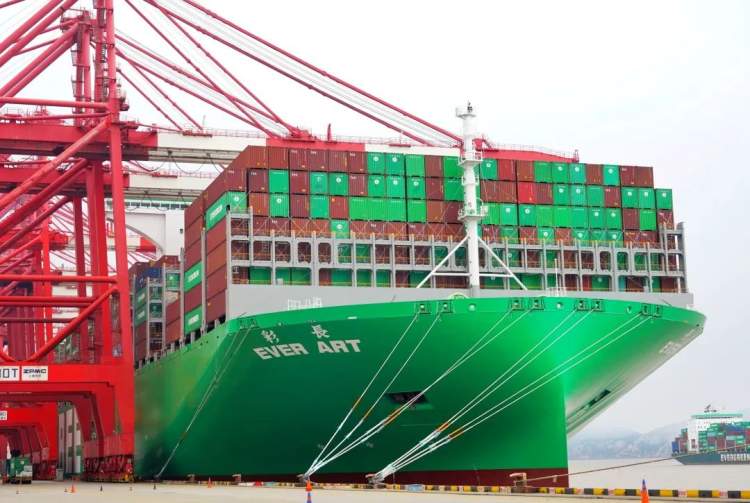 世界最大系列集装箱船“长彩”轮首航上海港！