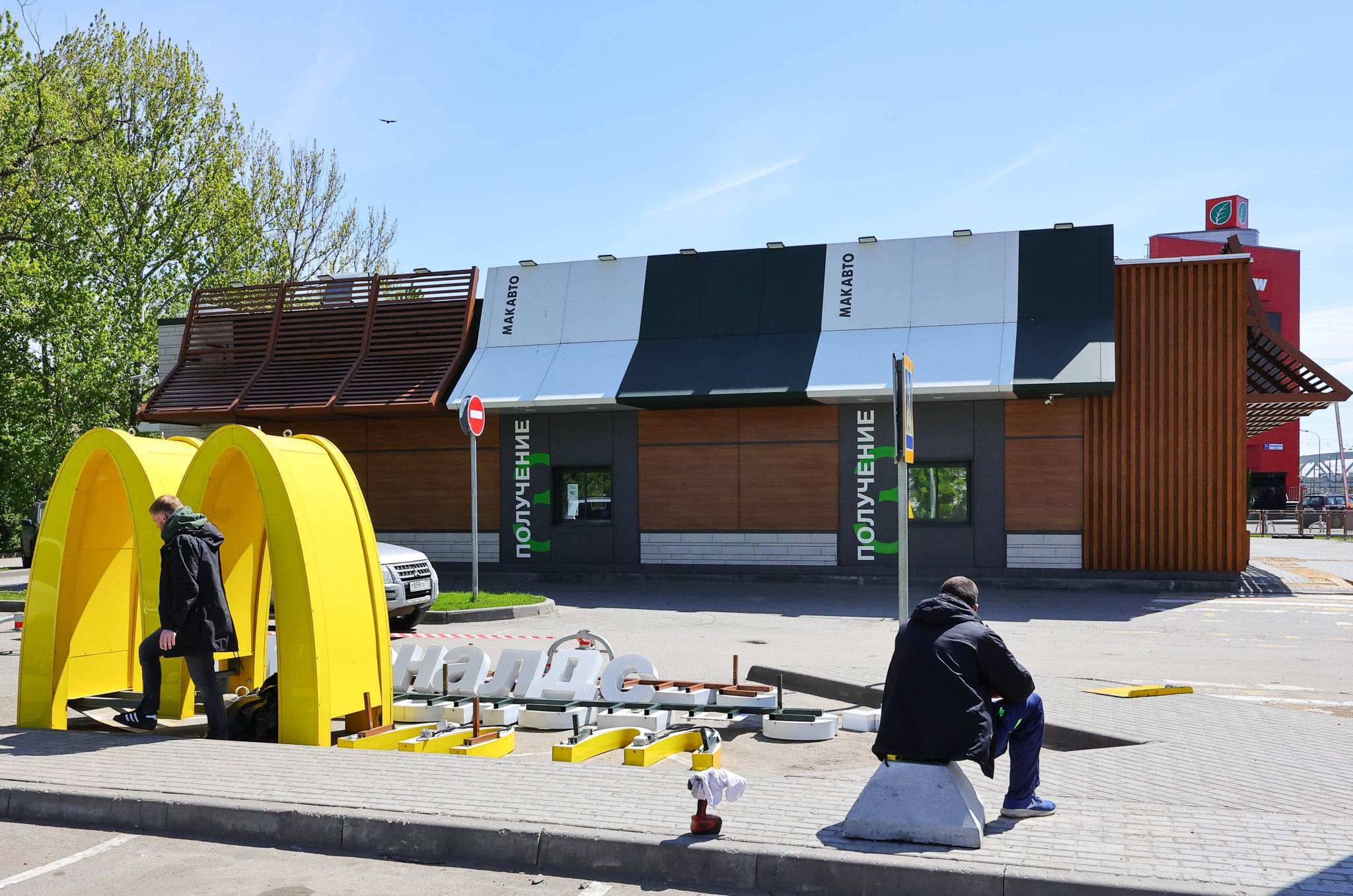 当地时间2022年5月23日,俄罗斯莫斯科,一家麦当劳餐厅的店招牌和麦当劳logo被拆除。