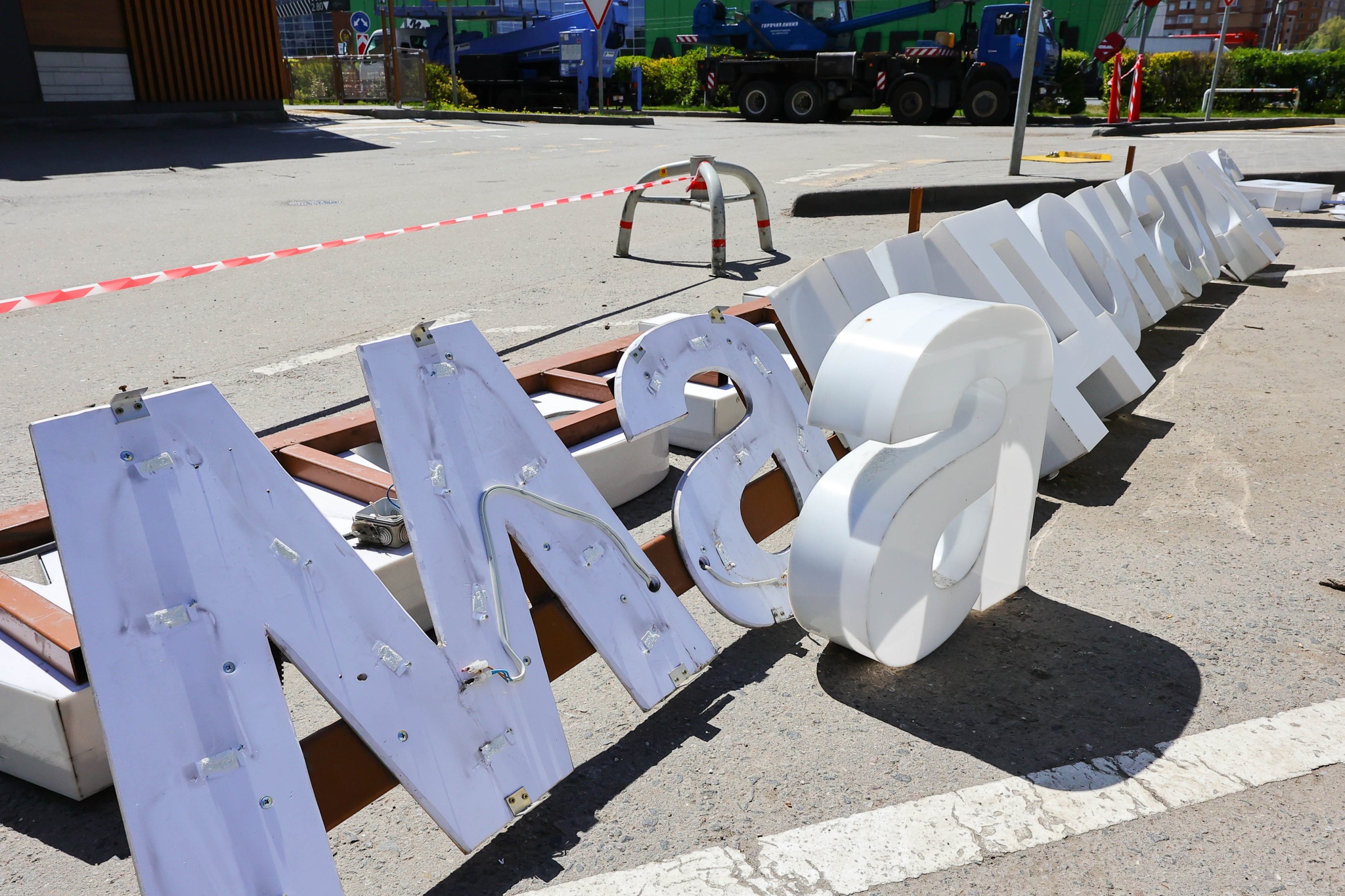 当地时间2022年5月23日,俄罗斯莫斯科,一家麦当劳餐厅的店招牌和麦当劳logo被拆除。