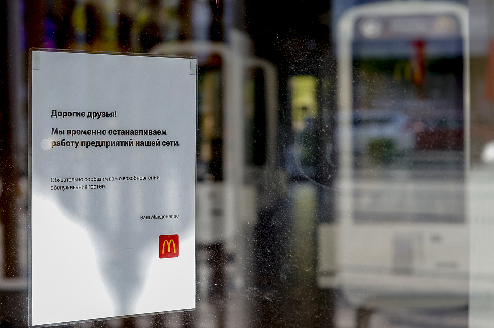 当地时间2022年5月16日,俄罗斯首都莫斯科,麦当劳门店贴出闭店通知。