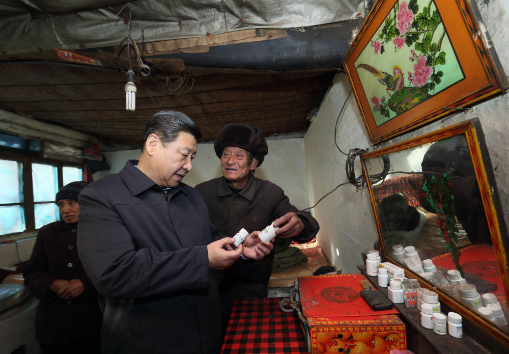 2012年12月30日，习近平在河北阜平县骆驼湾村考察。