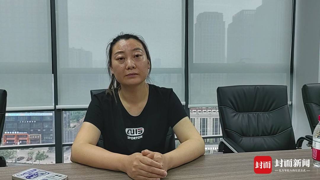 王云接受封面新闻采访画面。