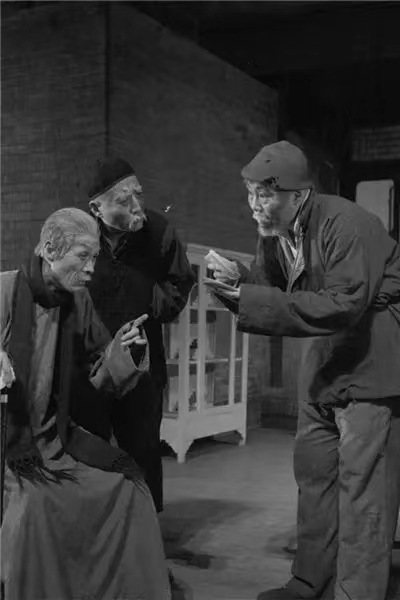 初代《茶馆》演出剧照,蓝天野(左)饰演秦二爷,于是之(中)饰演王利发、郑榕(右)饰演常四爷