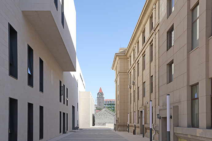 北京国际戏剧中心和首都剧场毗邻而居