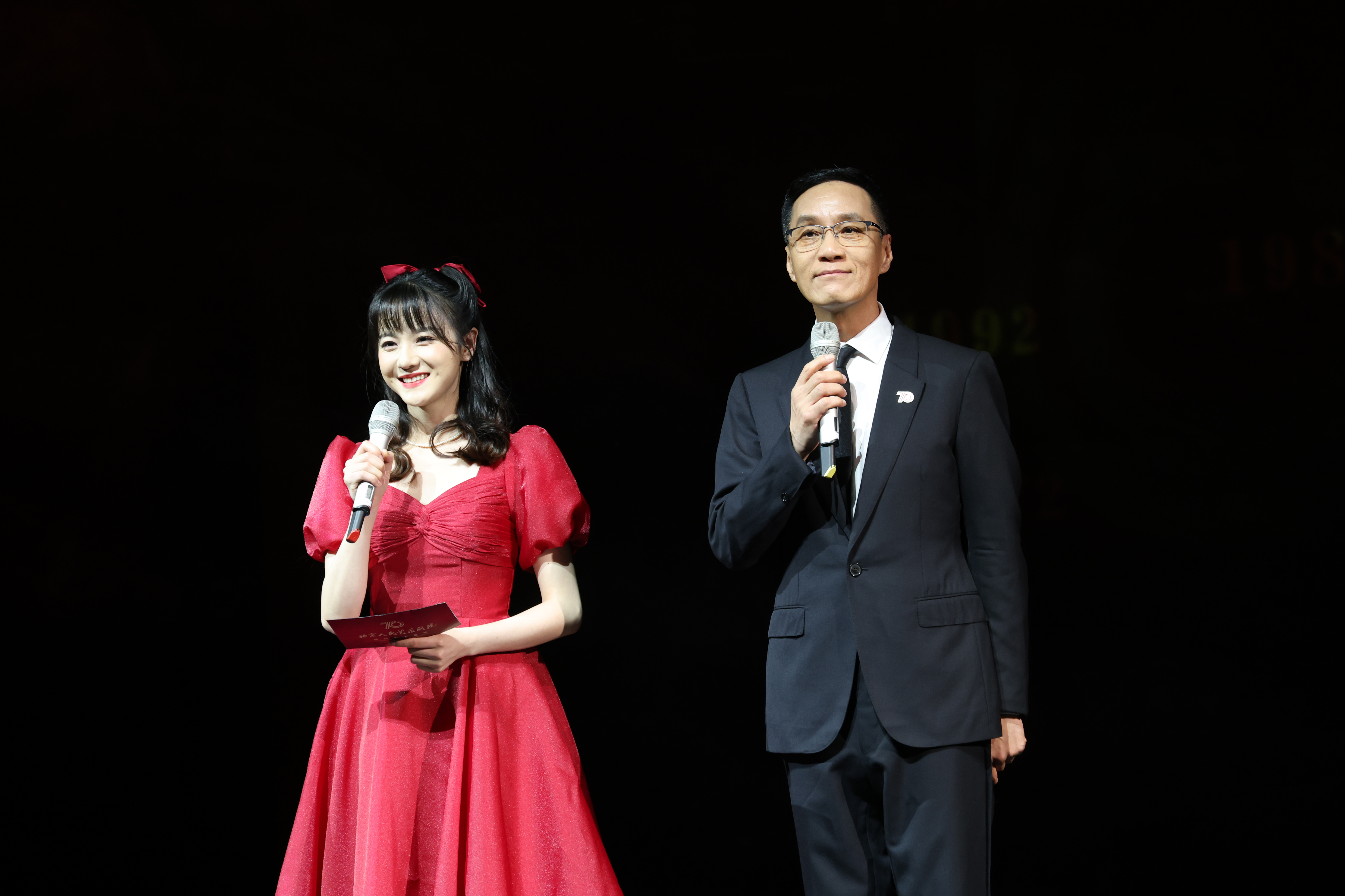 演出由北京人艺副院长、著名演员冯远征和人艺青年演员代表伍宇辰柠联袂主持