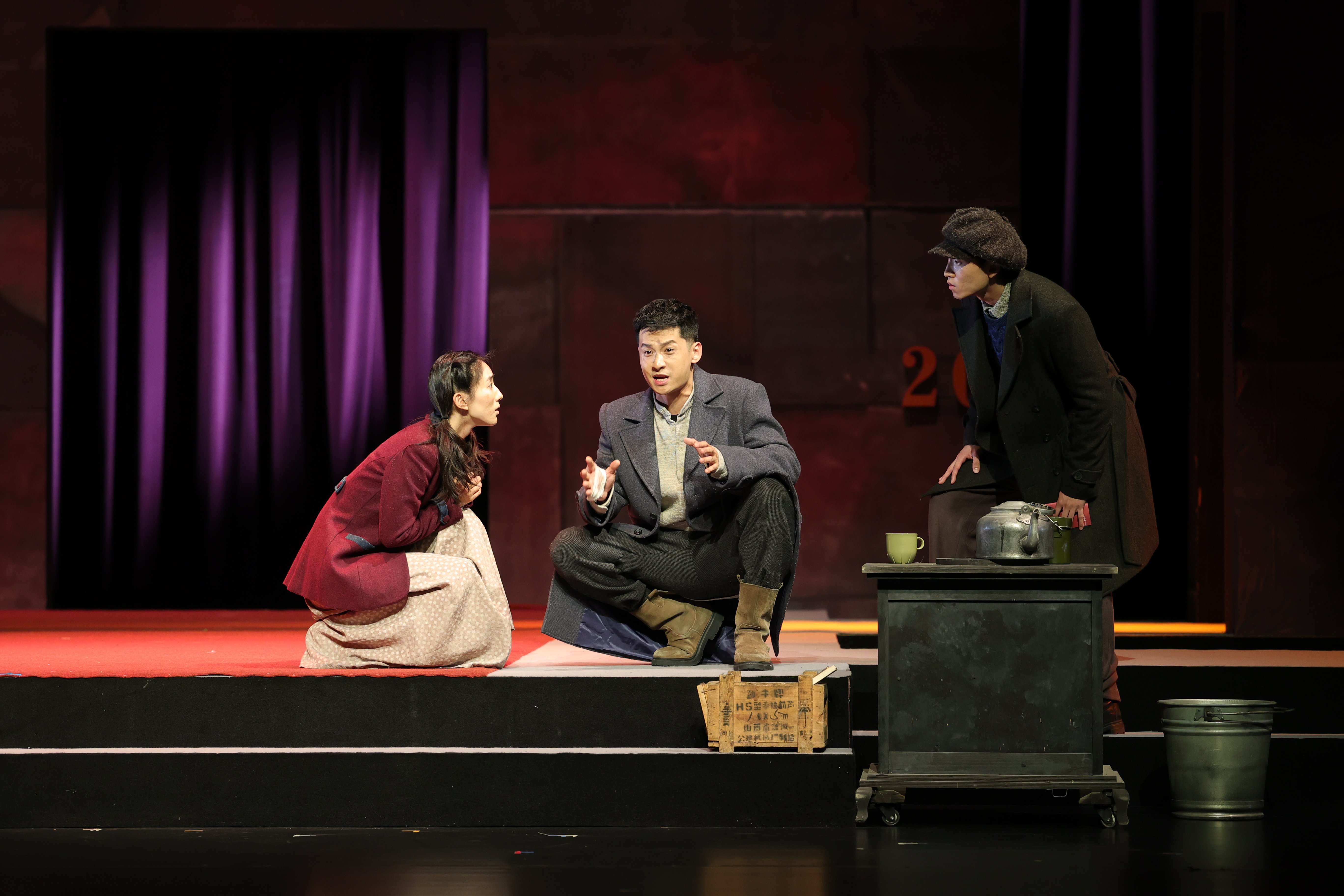 《我可怜的马拉特》。饰演马拉特的王佳骏(中)、饰演丽卡的陈红旭(左)以及饰演列昂的石云鹏(右),都是人艺90后演员。
