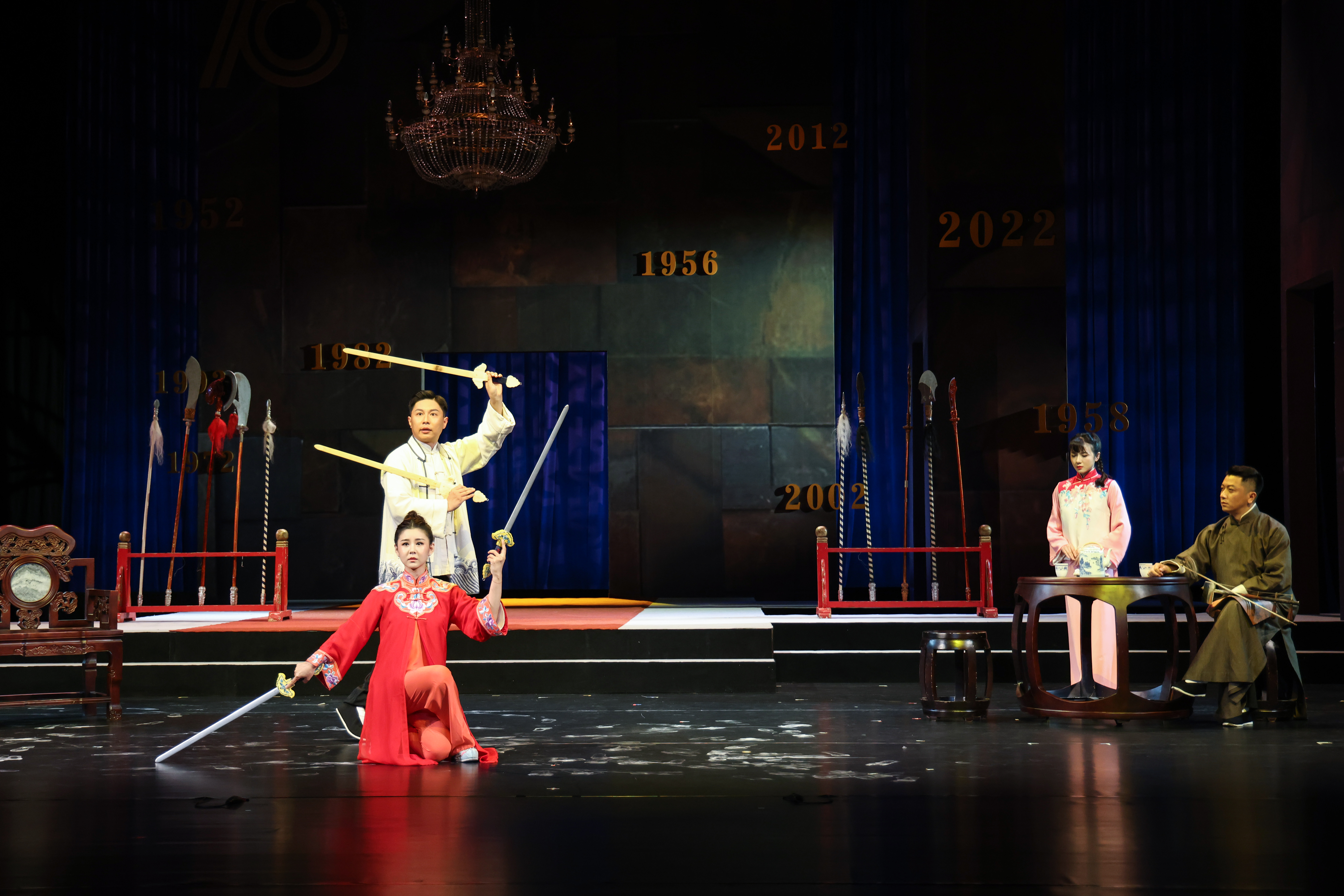 《名优之死》剧照,闫锐(后)饰演刘振声、李小萌(前)饰演刘凤仙