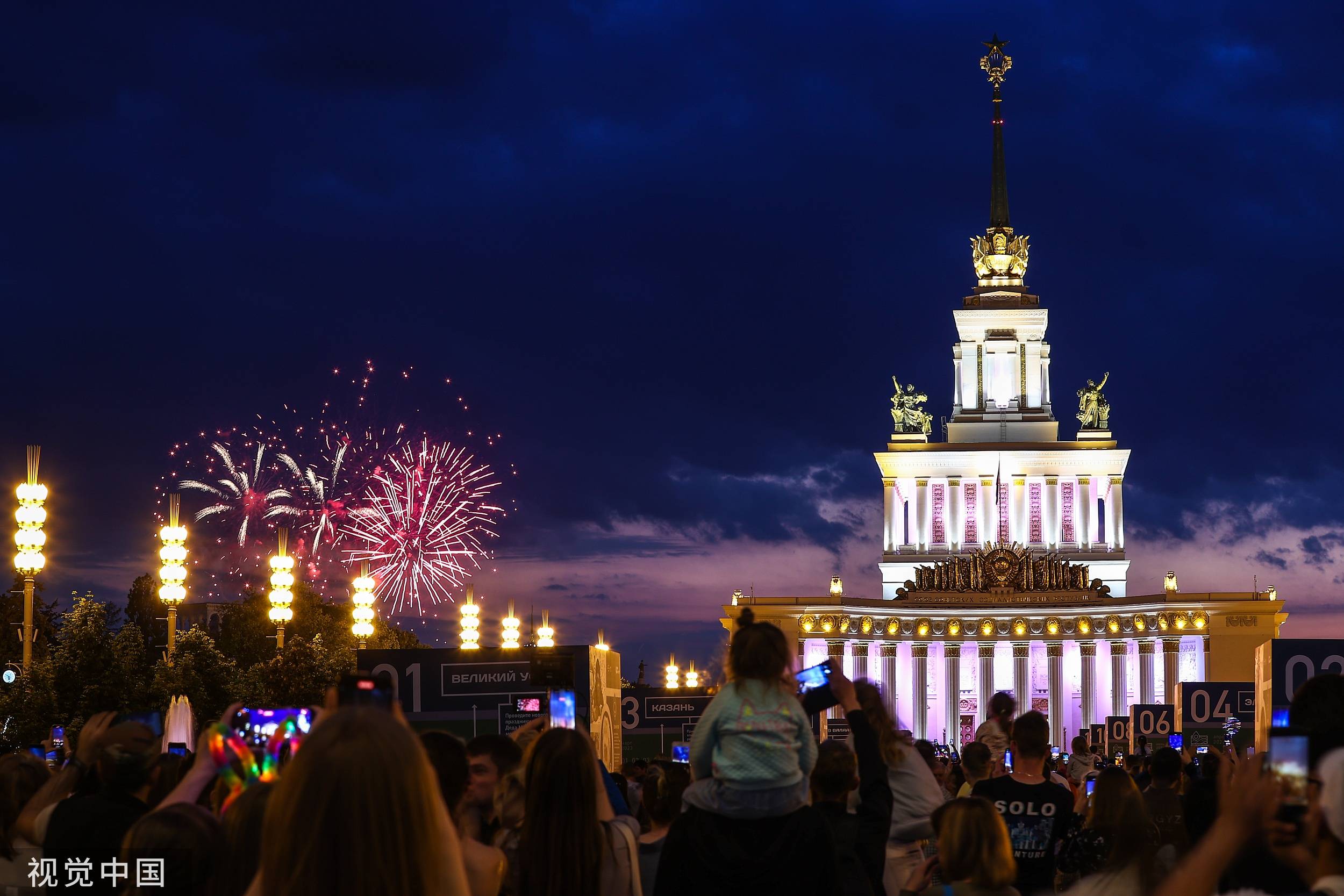 当地时间2022年6月12日，俄罗斯首都莫斯科，当地举行灯光秀庆祝“俄罗斯日”视觉中国 图