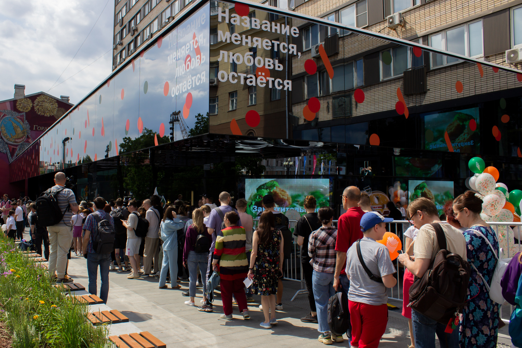 当地时间2022年6月12日，俄罗斯莫斯科，麦当劳改名为“就是这么好吃”重新开业，人们排队等候进入餐厅。