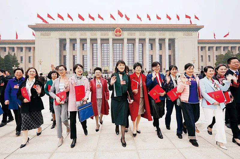 党的十八大以来，在推进国家治理体系和治理能力现代化进程中，妇女参与国家和社会事务管理的水平全面提升，在民主政治建设中的作用日益增强。作为我国政治生活中的一件大事，全国两会上的女性身影越来越多。人大女代表、政协女委员认真履职尽责、建言献策，充分展现了新时代女性风采。图为2022年3月11日，第十三届全国人民代表大会第五次会议在京闭幕后，代表走出人民大会堂。 新华社记者 高洁/摄