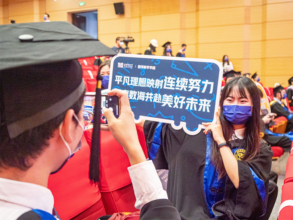 北航毕业生拍照留念。