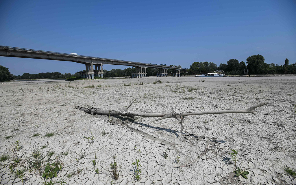 当地时间2022年6月15日，意大利，位于帕尔马东北部博雷托的波河河床干涸。