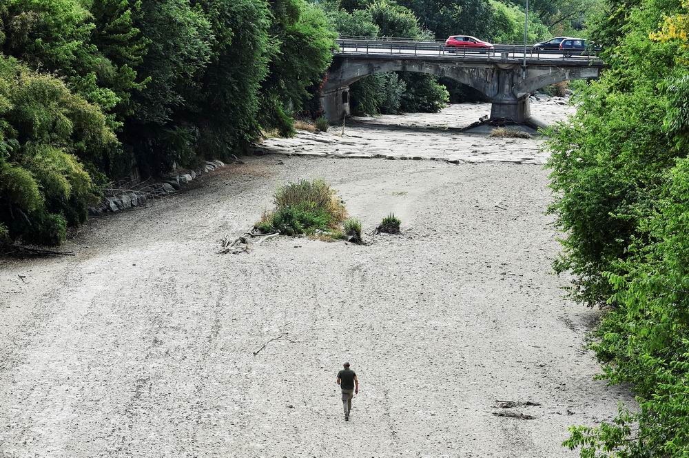 当地时间2022年6月19日，意大利都灵省贝纳斯科，当地属于波河支流之一的桑戈内河正经历70年来最严重的干旱，河床干涸见底。