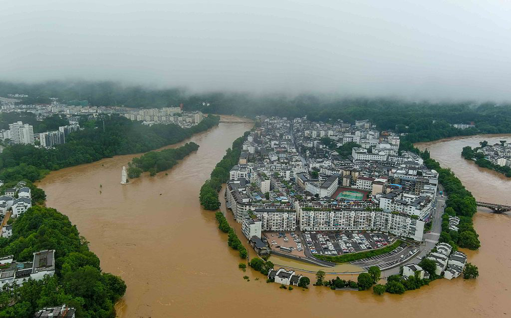 2022年6月20日，江西发布暴雨红色预警，上饶婺源蚺城被洪水包围。人民视觉  图