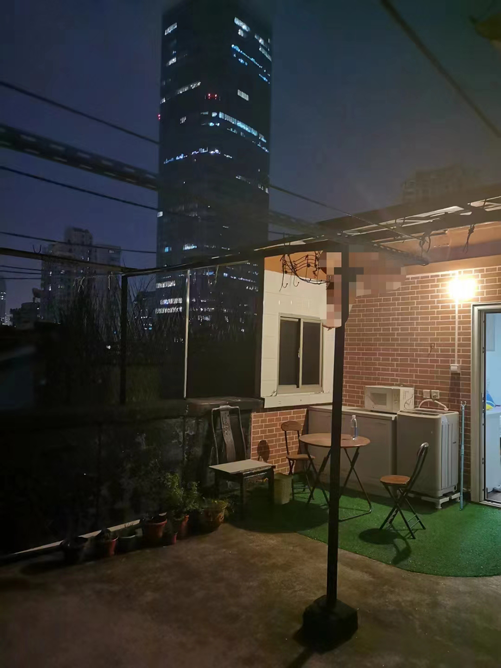 封控期间，厨余垃圾堆在天台塑料草皮上，逐渐发臭