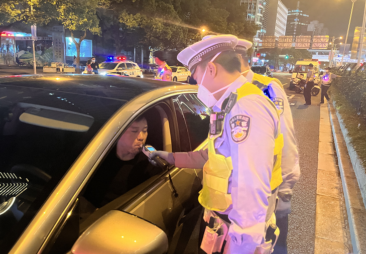 酒醒后驾车上路酿事故 上海警方近期查获多起“隔夜酒”驾车违法行为插图