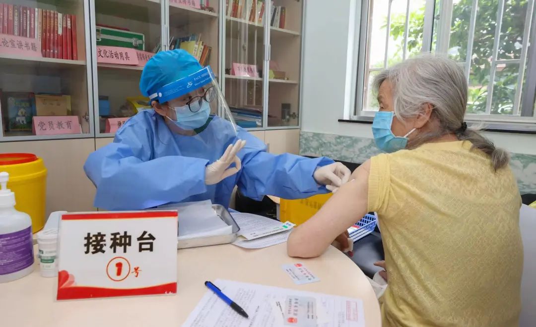 加强现场预检咨询服务力度徐汇各社区疫苗接种服务有序重启