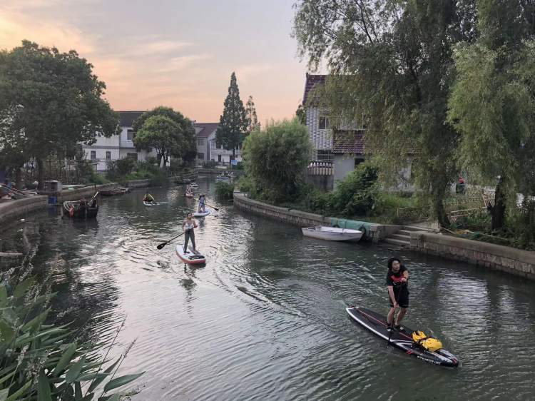 青浦岑卜村:进村车辆限流,交警都出动了
