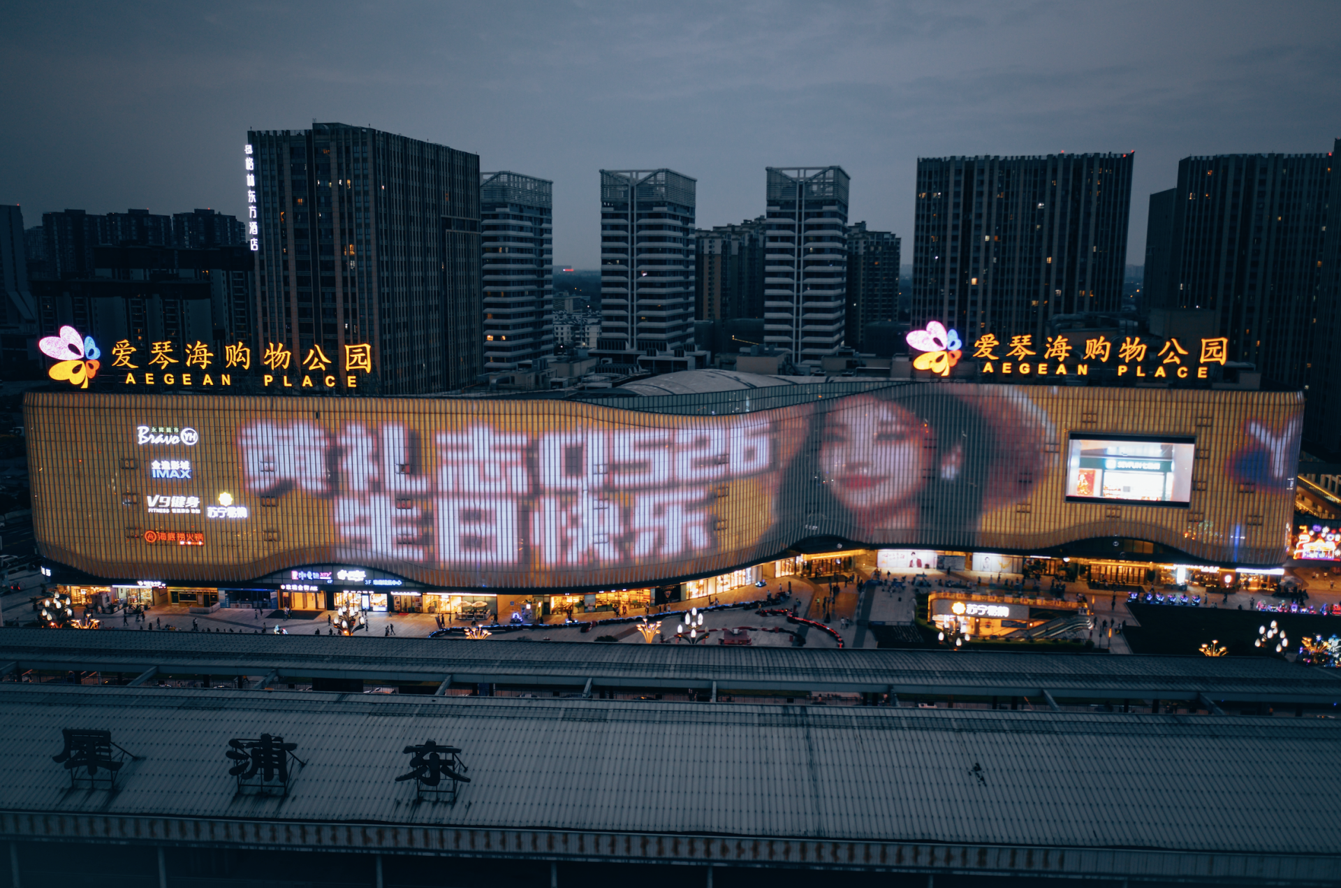 杀疯了！全能队长黄礼志23岁生日，地标灯光秀高调示爱