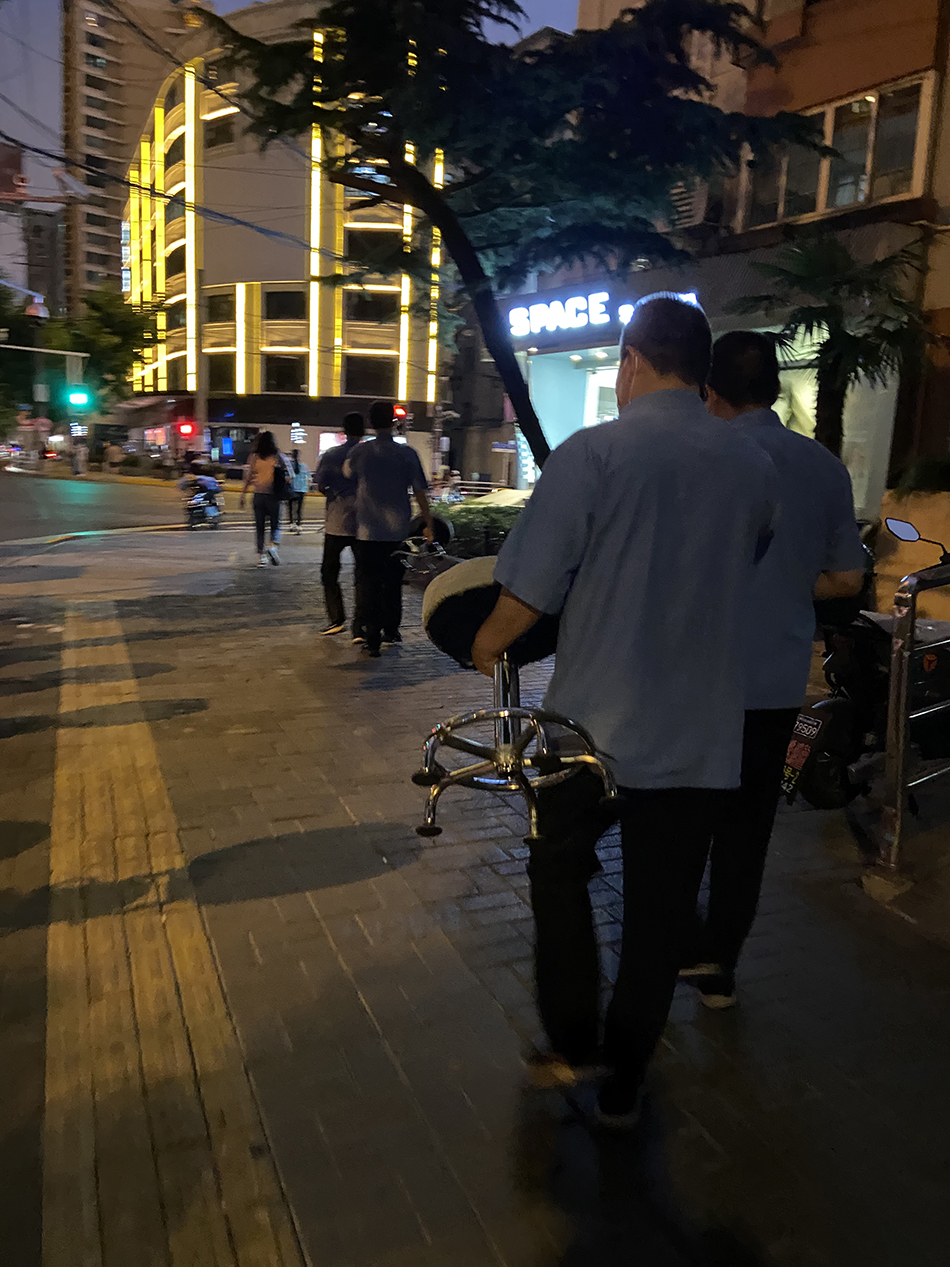 感智按摩师结伴出门。