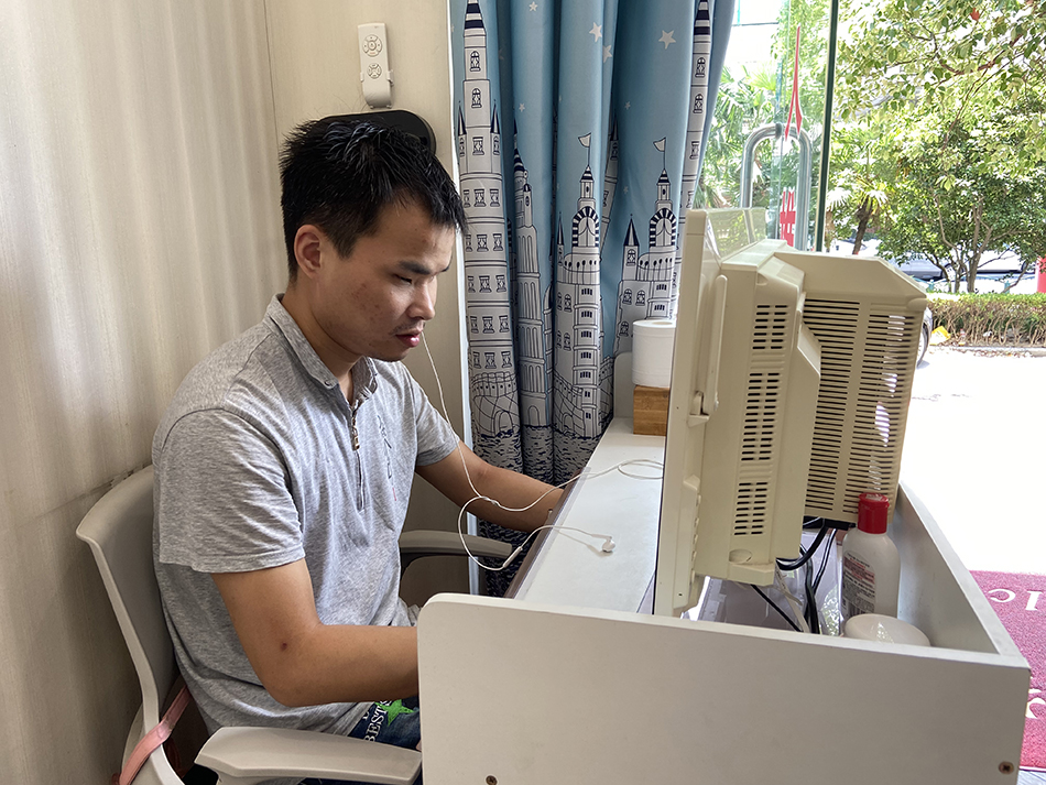 通过盲人辅助系统软件,晏丽华可以电脑上办公。