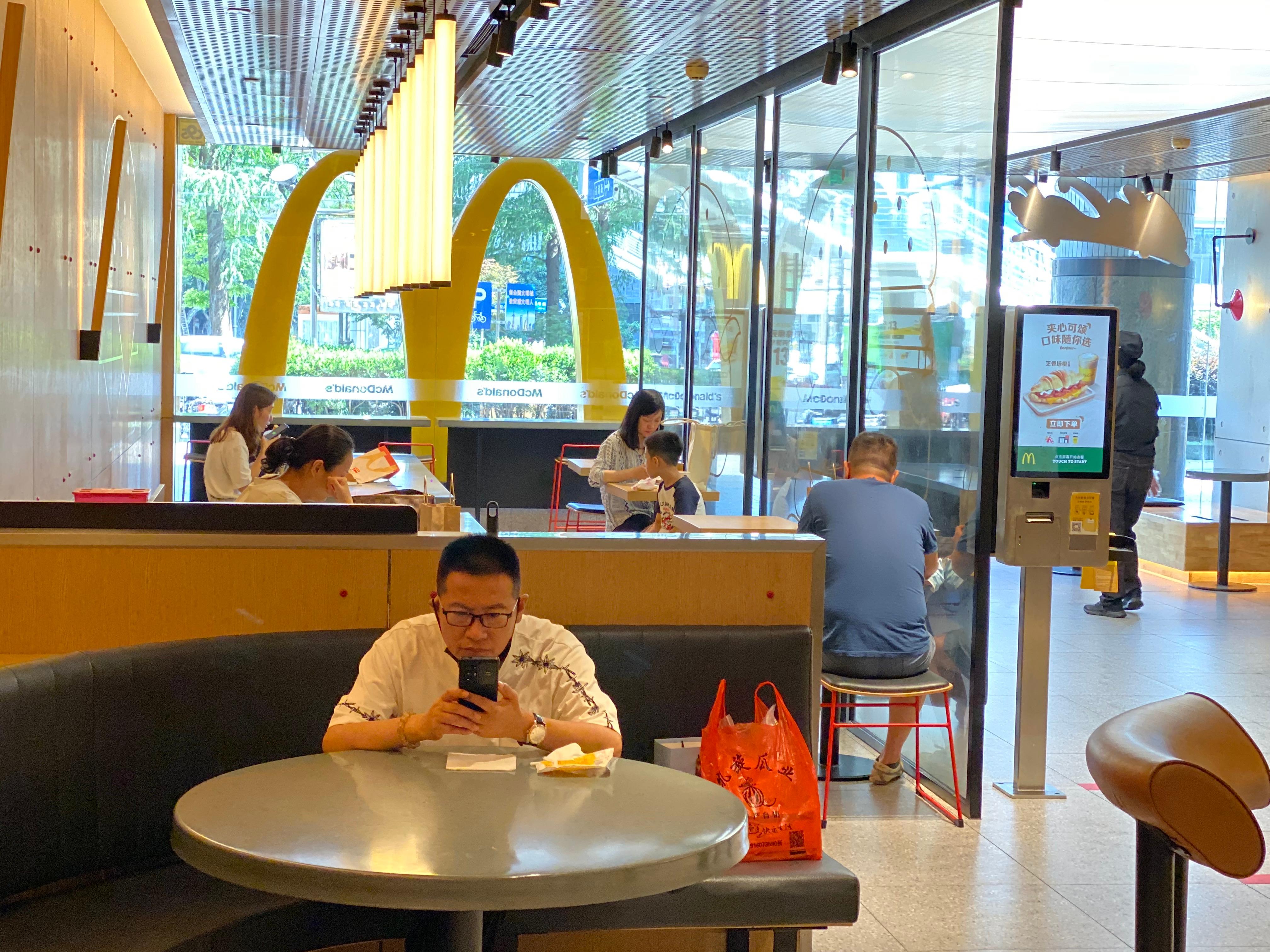 黄浦区打浦桥海欣广场的麦当劳餐厅,早餐上座率在四成左右