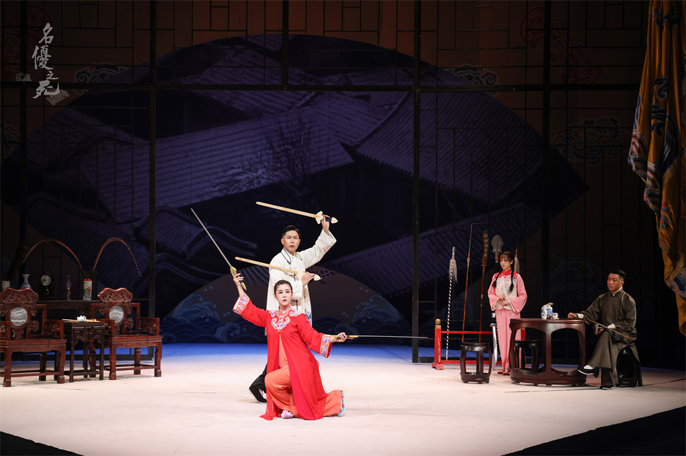 《名优之死》剧照,李小萌(前)饰演刘凤仙,闫锐(后)饰演刘振声。