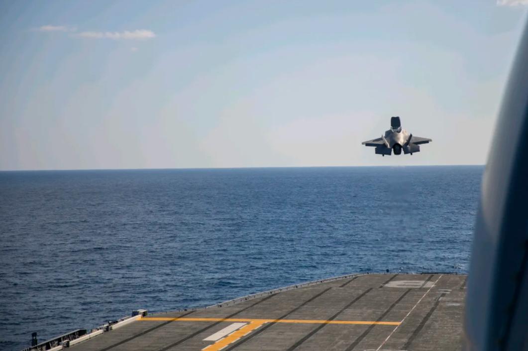 F-35B在日本“出云”号准航母起飞。