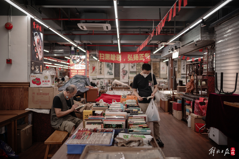 【必威logo】上海最大二手书市回归，书迷重温“文庙书市”往日光景插图3