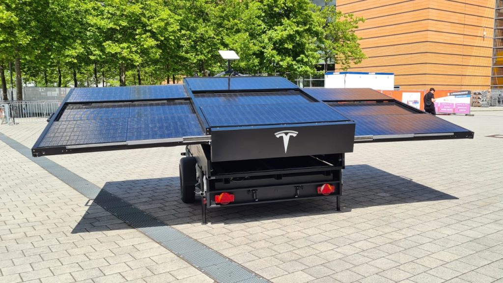 IdeenExpo展会上展示的特斯拉太阳能增程拖车原型，图片来自Teslarati
