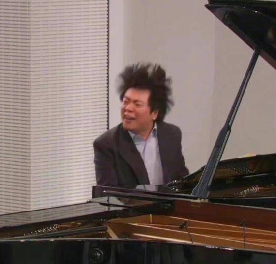 有网友把周杰伦和郎朗弹钢琴的画面拼了起来,变成一张有趣的斗琴"恶搞