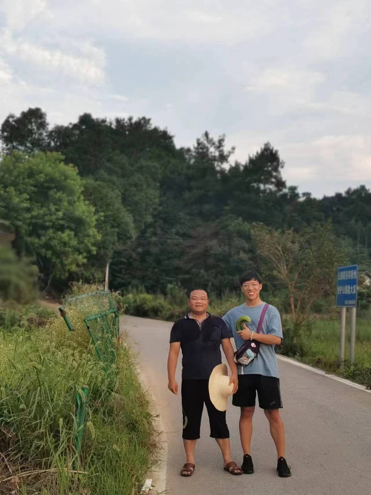 杨华(左)和学生在调研路上。 受访者供图