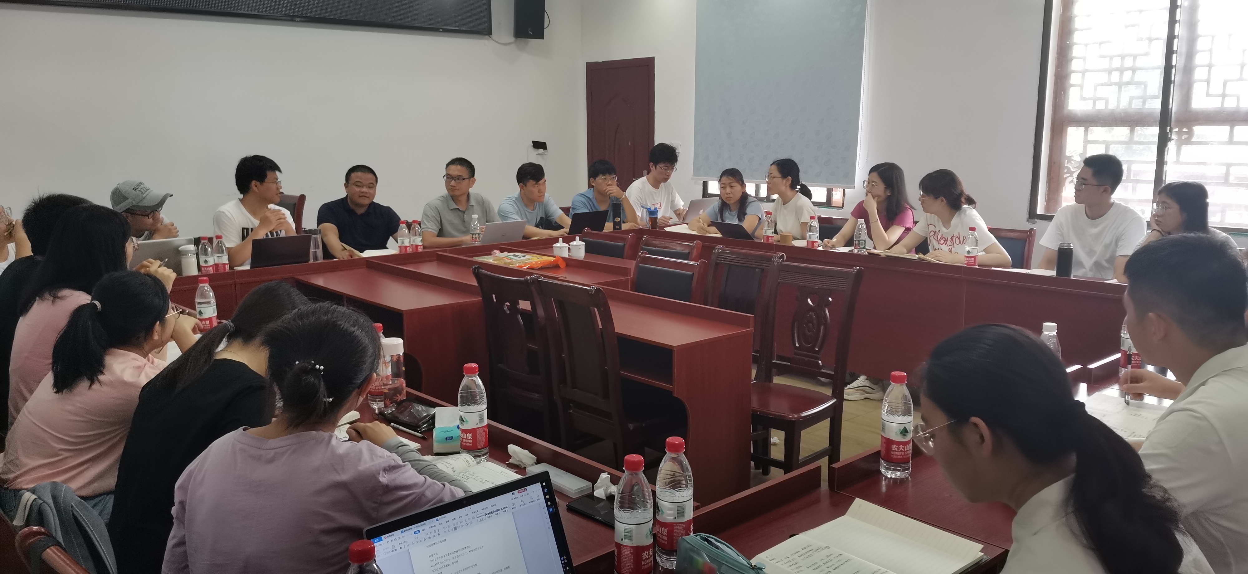 调研过程,杨华和同事、学生一起参加讨论。受访者供图
