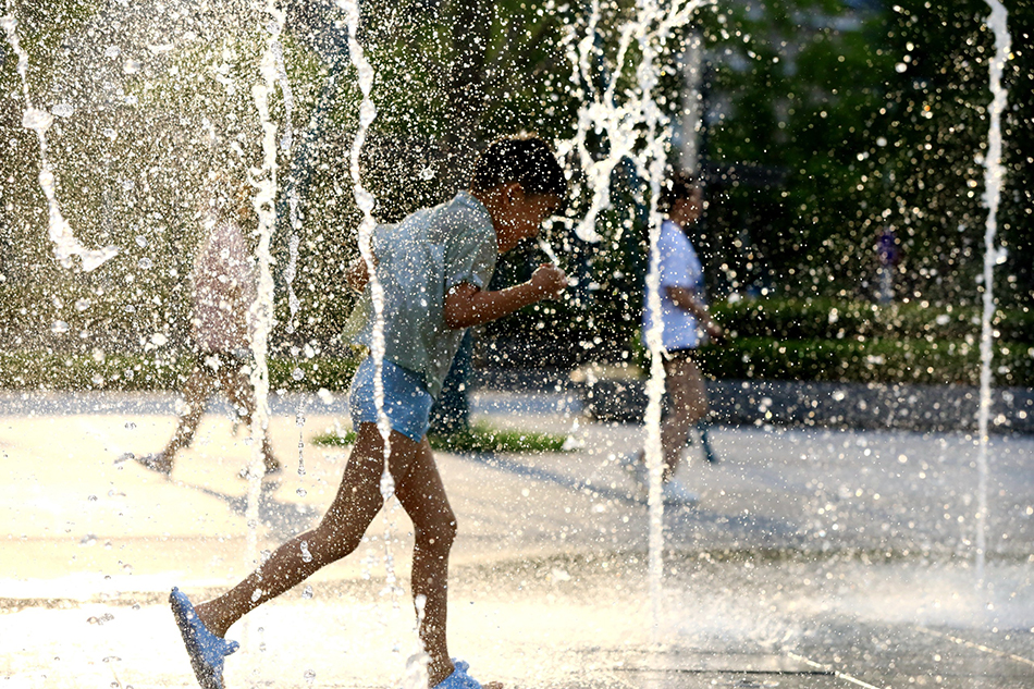 7月3日，江苏省淮安市儿童在音乐喷泉戏水。小暑将至，淮安市出现持续高温天气，儿童通过戏水等方式消暑度高温。IC 图