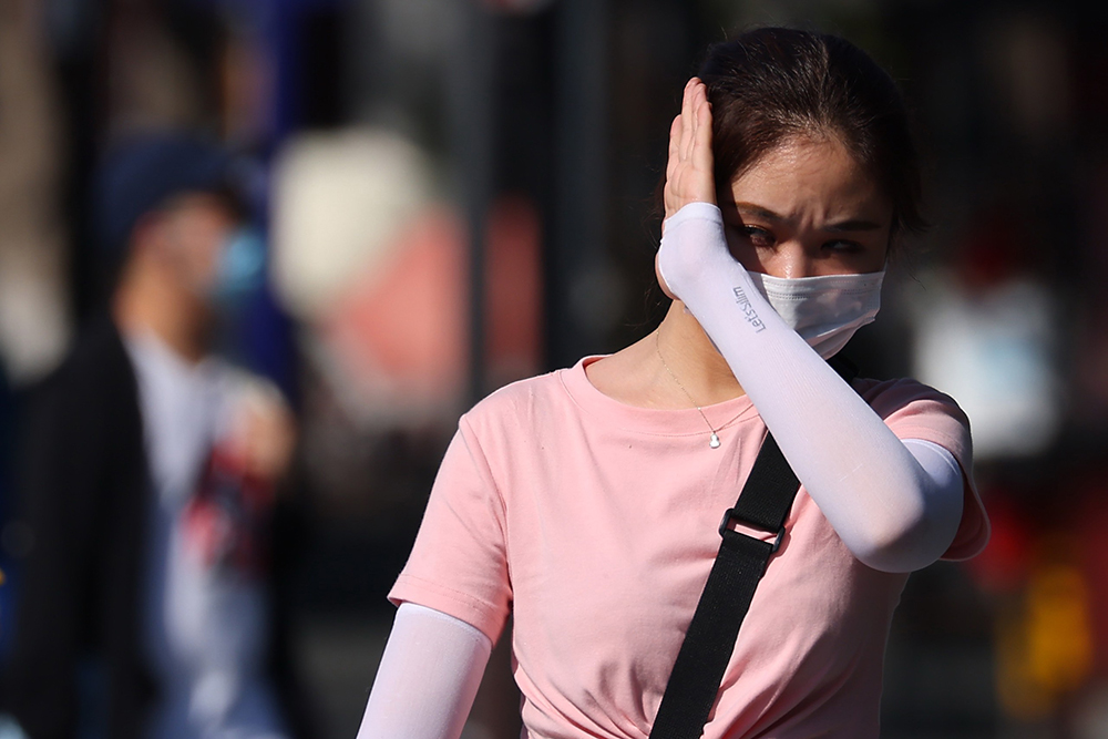 2022年6月17日，江苏南京，市民在高温下的街头出行。中新社记者泱波/人民视觉 图