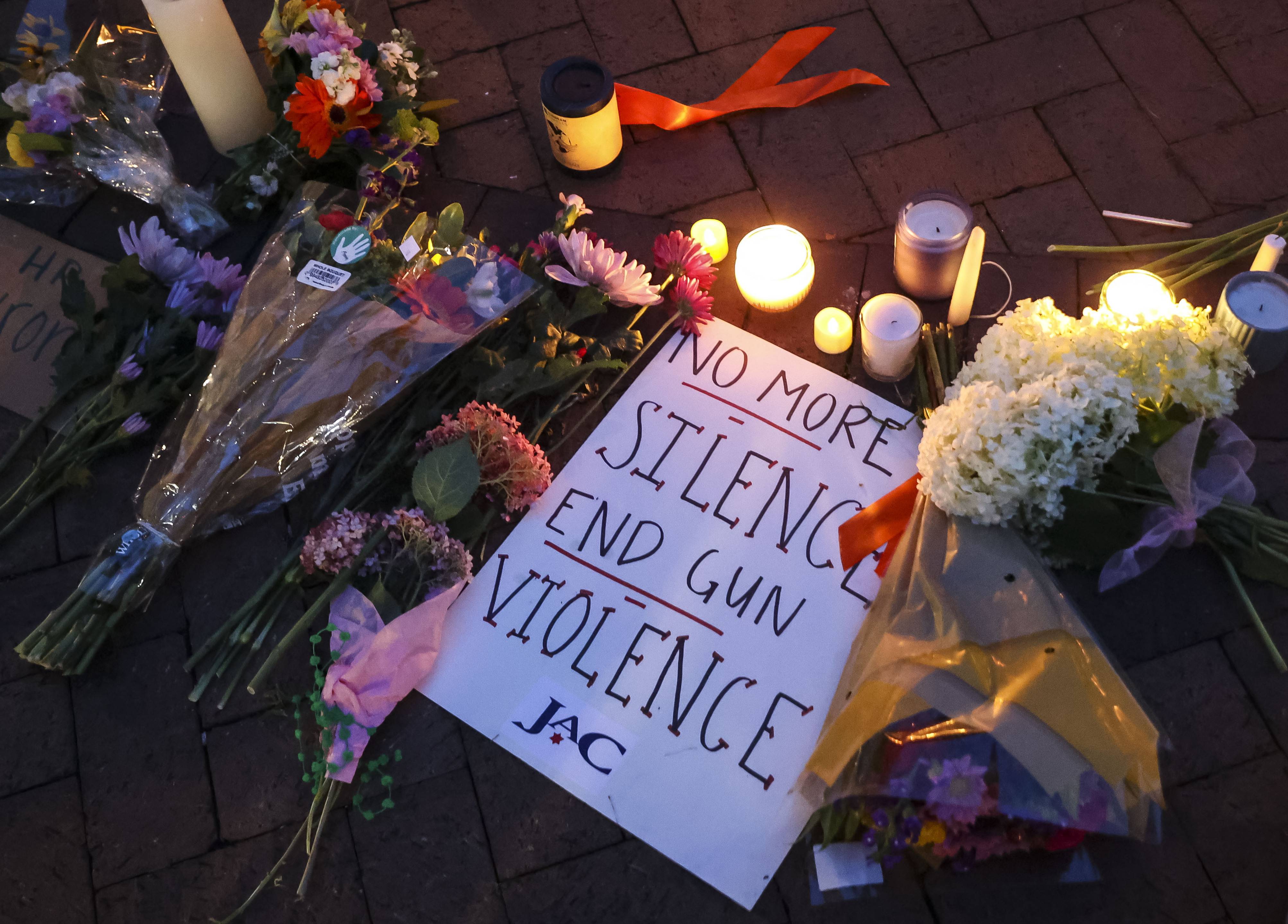 当地时间2022年7月5日,在美国伊利诺伊州海兰帕克市,悼念者摆放写着“不再沉默,停止枪支暴力”的标语牌。