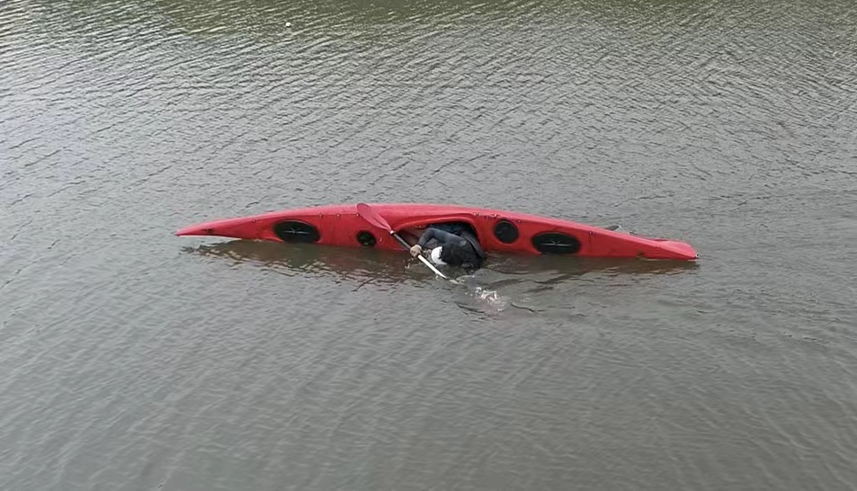 皮划艇的艇身很窄,稍不留神就会发生侧翻、倒扣。 本文图片均来自上海水上消防