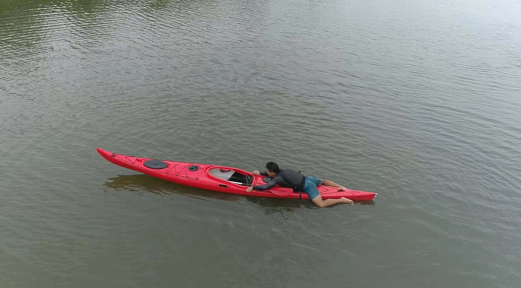 皮划艇的艇身很窄,稍不留神就会发生侧翻、倒扣。