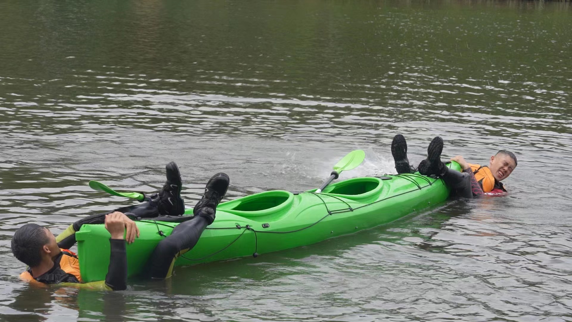 上海水上消防对皮划艇运动发出安全警示。